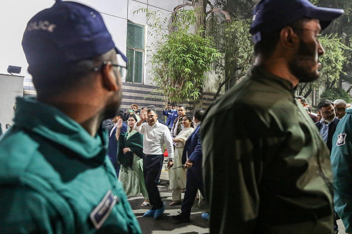 শাহজালাল আন্তর্জাতিক বিমানবন্দর থেকে পূর্বাচলে ৩০০ ফিটে সংবর্ধনাস্থলের দিকে রওনা হয়েছেন বিএনপির ভারপ্রাপ্ত চেয়ারপারসন তারেক রহমান। বাসের সামনে দাঁড়িয়ে তারেক রহমান নেতা–কর্মীদের উদ্দেশে হাত নাড়েন