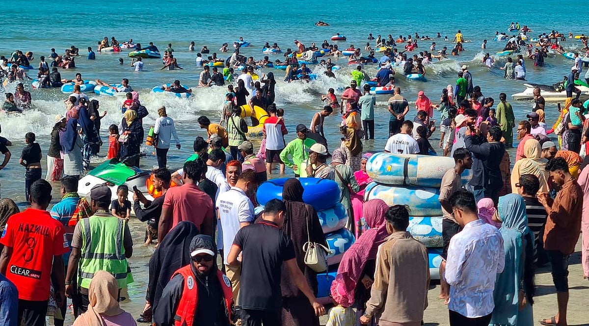 কক্সবাজারে সৈকতে পর্যটকদের উপচে পড়া ভিড়। গতকাল বিকেলে সুগন্ধা পয়েন্টে