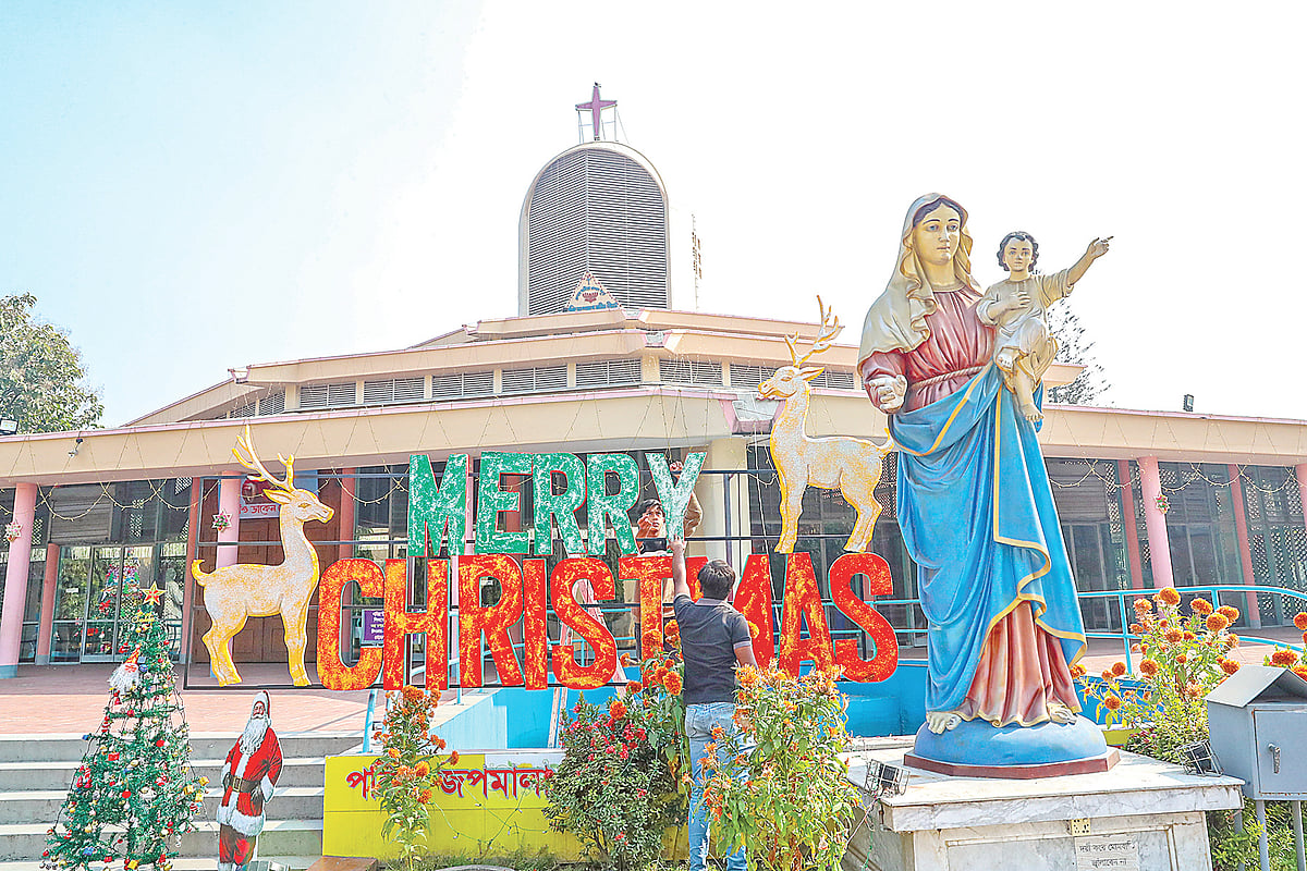 বড়দিন উপলক্ষে গির্জাগুলোতে চলছে শেষ মুহূর্তের প্রস্তুতির কাজ। গতকাল তেজগাঁওয়ে জপমালা রানীর গির্জায়