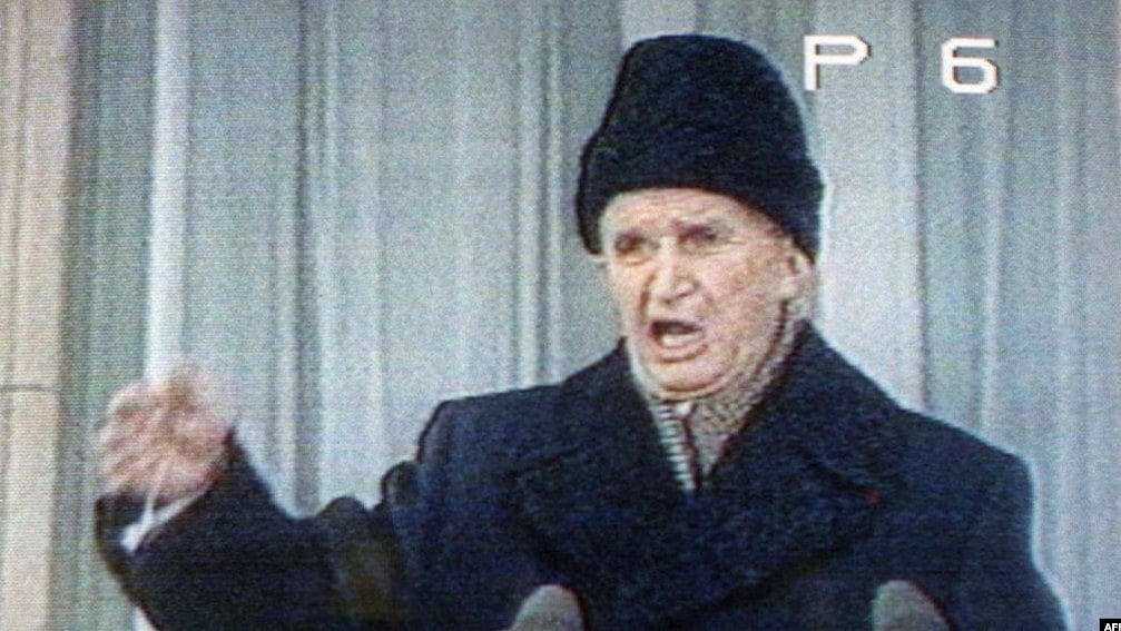 বুখারেস্টে কমিউনিস্ট পার্টির কার্যালয়ে ভাষণের সময় নিকোলাই চশেস্কু