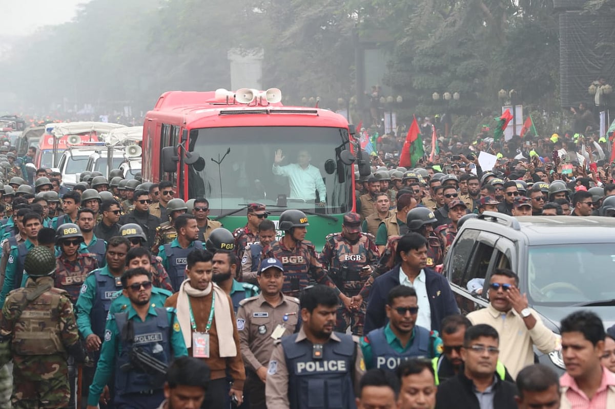 গণসংবর্ধনাস্থলের কাছাকাছি পৌঁছাতে এই গাড়িবহরকে ভিড়ের মধ্য দিয়ে যেতে হয়। ২৫ ডিসেম্বর