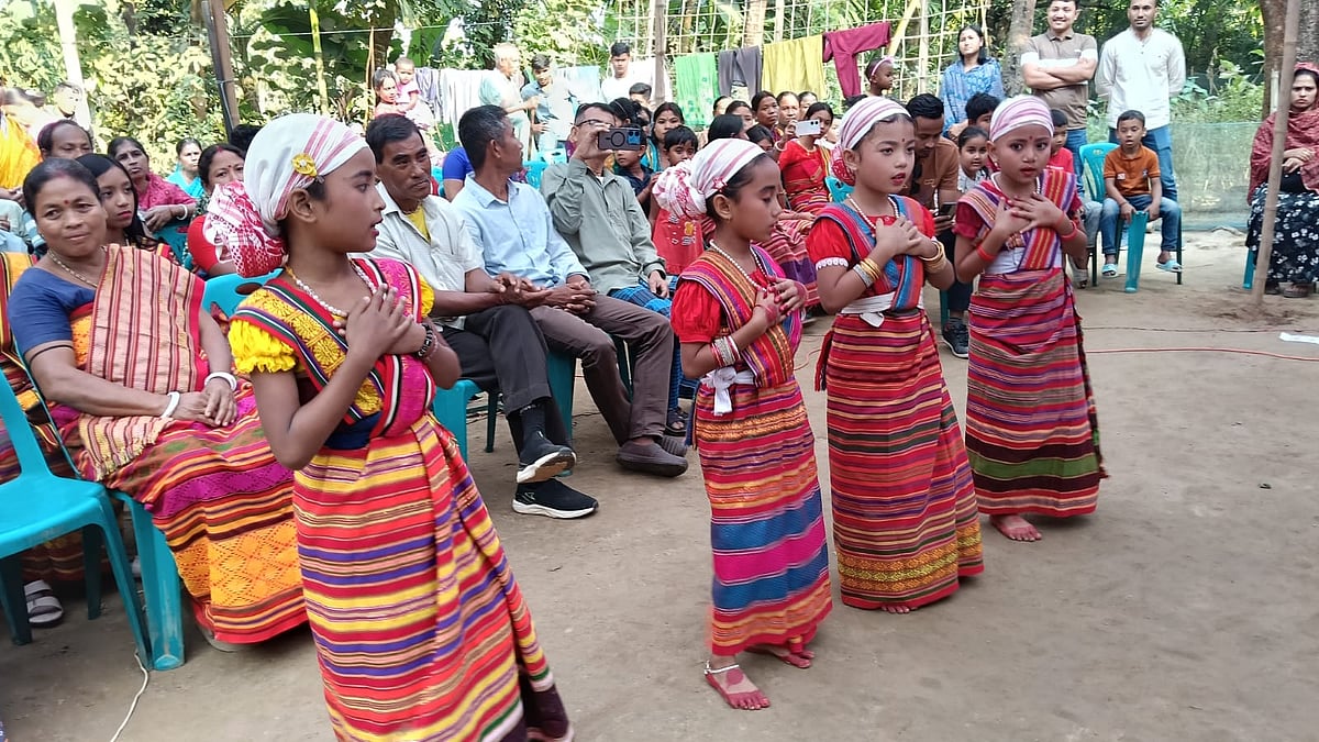 সুনামগঞ্জের হাজংপল্লিতে সম্প্রীতির দেউলি উৎসবে নৃত্য পরিবেশন করে শিশুরা। গতকাল বুধবার বিকেলে বিশ্বম্ভরপুর উপজেলার কাইতকোনা গ্রামে সুনামগঞ্জের হাজংপল্লিতে সম্প্রীতির দেউলি উৎসব