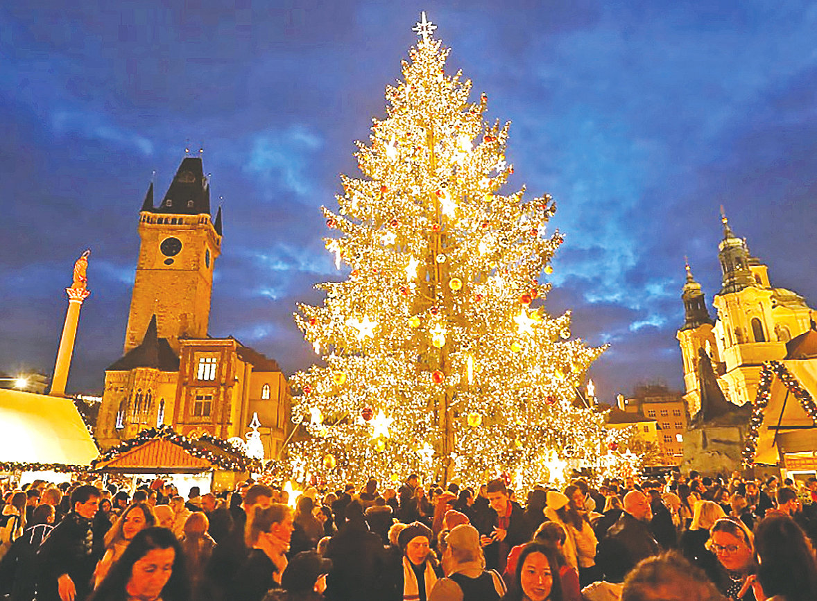 চেক প্রজাতন্ত্রের রাজধানী প্রাগে বড়দিন উপলক্ষে সাজানো হয়েছে ক্রিসমাস ট্রি