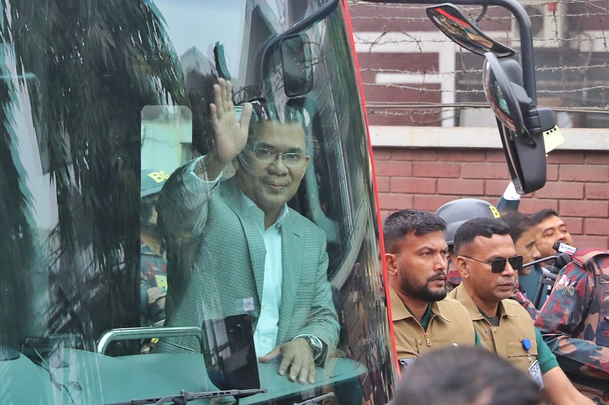 রাজধানীর হজরত শাহজালাল আন্তর্জাতিক বিমানবন্দর থেকে পূর্বাচলে ৩০০ ফিটে গণসংবর্ধনাস্থলের দিকে রওনা হয়েছেন বিএনপির ভারপ্রাপ্ত চেয়ারপারসন তারেক রহমান