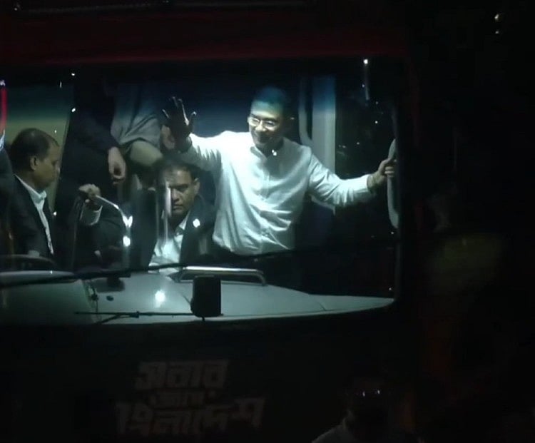 তারেক রহমান সড়কের পাশে থাকা মানুষজনের উদ্দেশে হাত নাড়েন। বসুন্ধরা আবাসিক এলাকা, ঢাকা