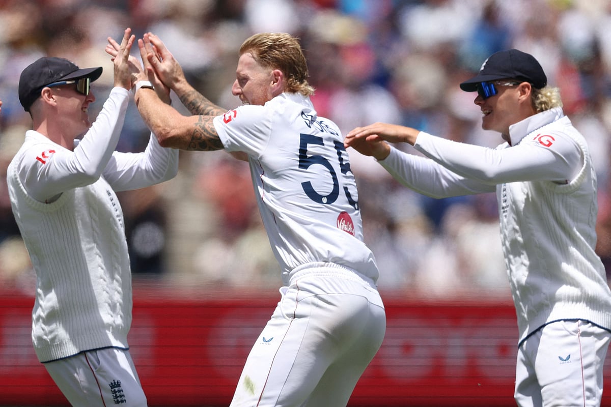 উইকেট নিয়ে স্টোকসদের উল্লাস