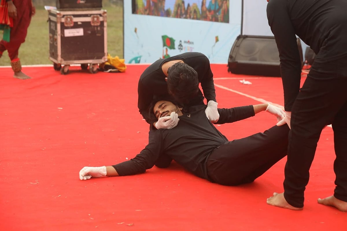 ঘাতকের গুলিতে লুটিয়ে পড়লেন শহীদ শরিফ ওসমান হাদি। প্রথম আলো বন্ধুসভার অনুষ্ঠানে মূকাভিনয়ে ফুটিয়ে তোলা হয় বাস্তব সেই ঘটনা। আজ শুক্রবার গাজীপুরের মৌচাকের জাতীয় স্কাউট প্রশিক্ষণ কেন্দ্র মাঠে আয়োজিত প্রথম আলো বন্ধুসভার জাতীয় বন্ধু সমাবেশে