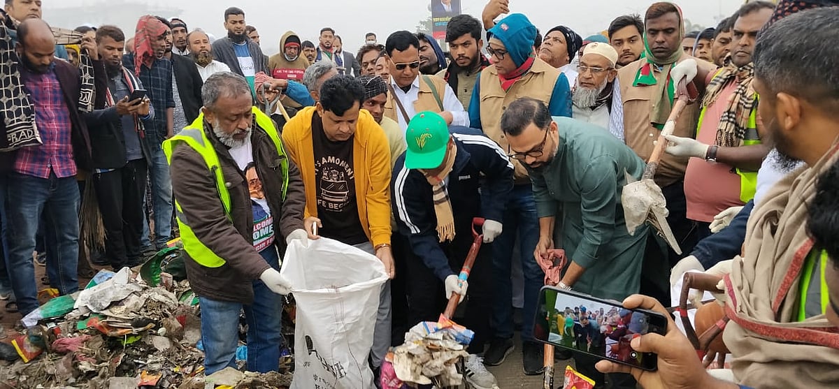 ৩০০ ফিট সড়ক ও আশপাশের এলাকায় পড়ে থাকা বর্জ্য অপসারণ করা হয়
