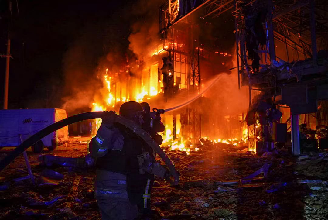 ইউক্রেনের ওদেসায় রুশ বিমান হামলার পর আগুন নেভানোর চেষ্টা করছেন ফায়ার সার্ভিসের কর্মীরা