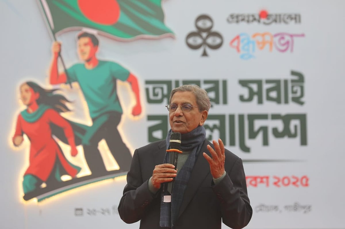 প্রথম আলো সম্পাদক মতিউর রহমান। আজ শুক্রবার গাজীপুরের মৌচাকের জাতীয় স্কাউট প্রশিক্ষণ কেন্দ্র মাঠে আয়োজিত প্রথম আলো বন্ধুসভার জাতীয় বন্ধু সমাবেশে