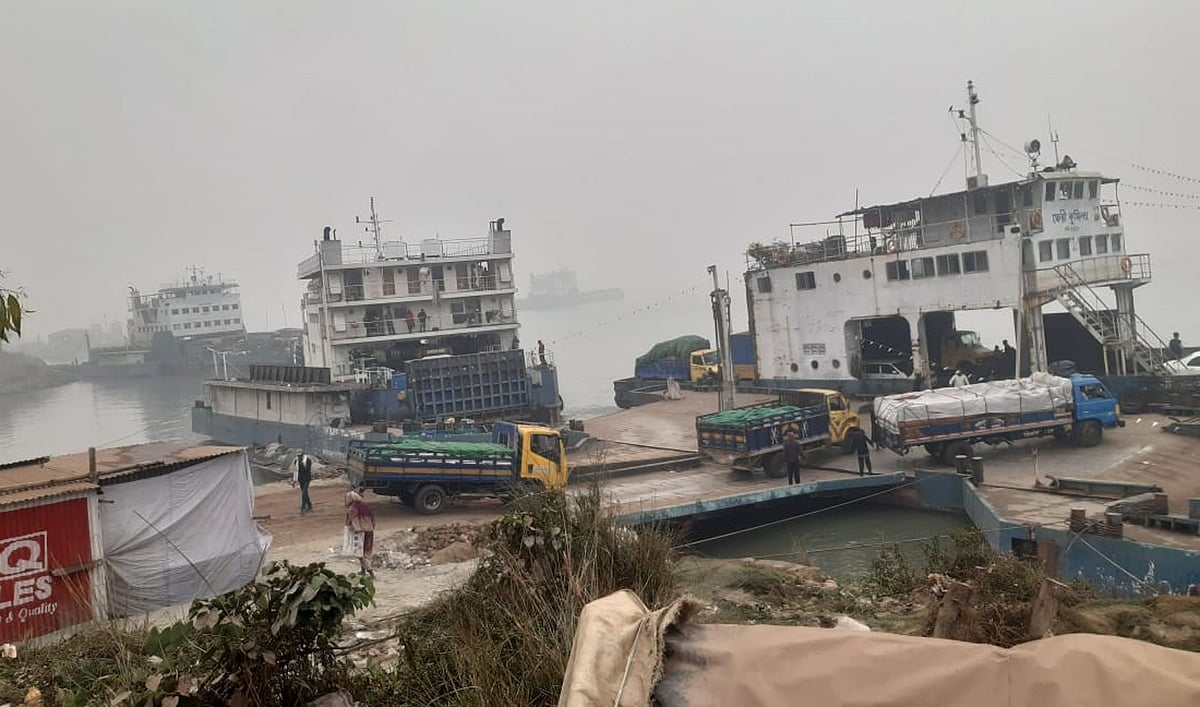 ঘন কুয়াশায় দৌলতদিয়া-পাটুরিয়া নৌপথে ৯ ঘণ্টা ফেরি বন্ধ ছিল। আজ শুক্রবার