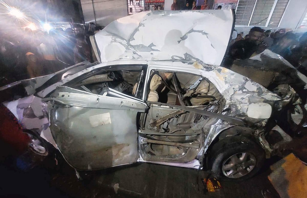 ট্রাকে ধাক্কা দেওয়া প্রাইভেট কারটি দুমড়েমুচড়ে যায়। আজ শুক্রবার সন্ধ্যায় টাঙ্গাইলের মির্জাপুর উপজেলার ঢাকা-টাঙ্গাইল মহাসড়কে গোড়াই শিল্পাঞ্চলের উড়াল সড়কের পূর্ব পাশে