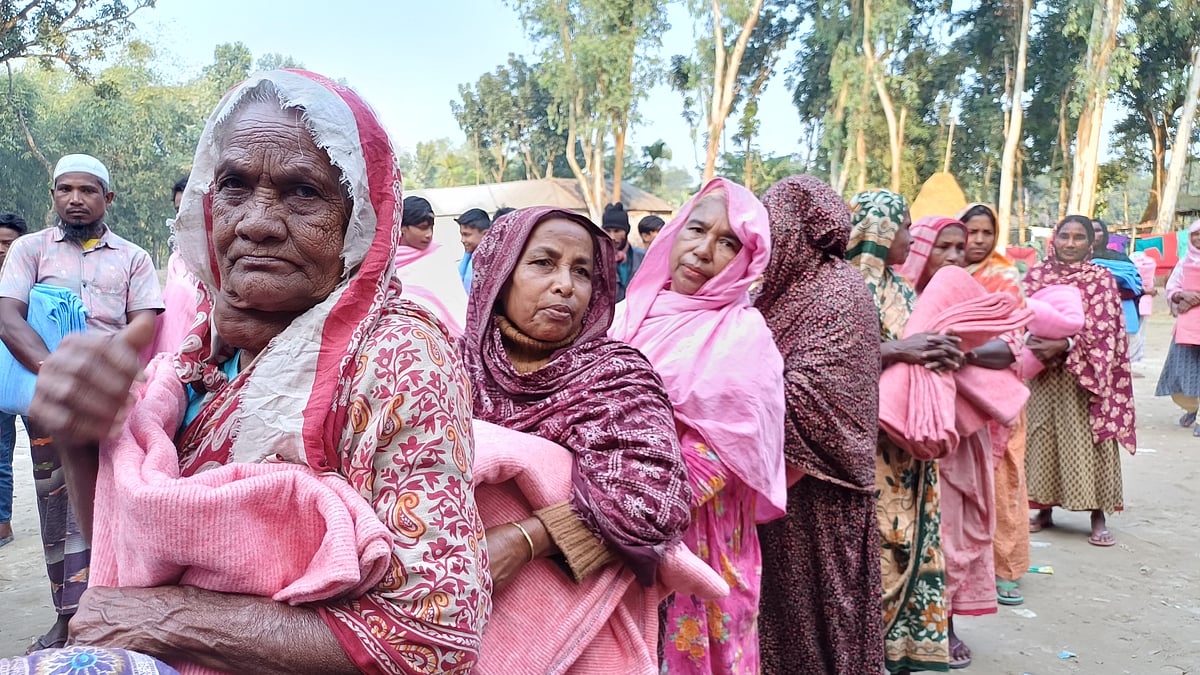 প্রথম আলো ট্রাস্টের উদ্যোগে পঞ্চগড় জেলার বিভিন্ন এলাকায় মোট ২৪০ জন দুস্থ শীতার্ত মানুষের মধ্যে কম্বল বিতরণ করেছে পঞ্চগড় বন্ধুসভার সদস্যরা। শুক্রবার দুপুরে পঞ্চগড় সদর উপজেলার হাফিজাবাদ ইউনিয়নের পানিমাছপুকুরী দাখিল মাদ্রাসা মাঠে