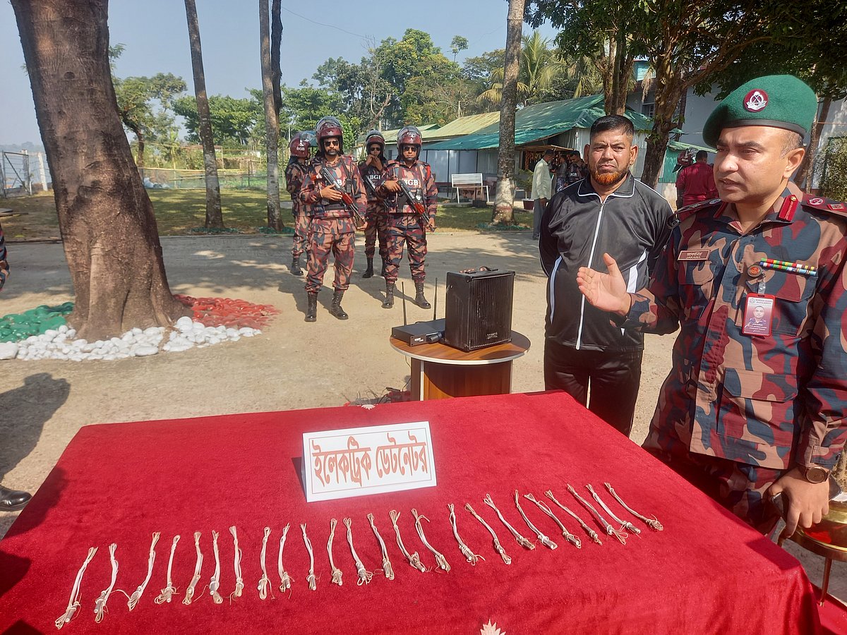সুনামগঞ্জ সীমান্ত থেকে বিস্ফোরক তৈরির ২৪টি ইলেকট্রিক ডেটোনেটর উদ্ধার করেছে বিজিবি। আজ শুক্রবার