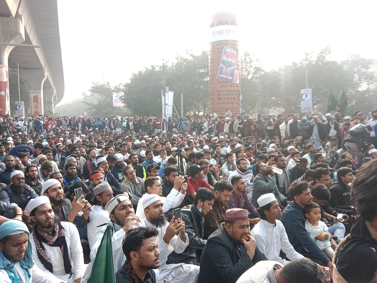 রাজধানীর শাহবাগ মোড় অবরোধ করে বিক্ষোভ করছেন ইনকিলাব মঞ্চের নেতা-কর্মীরা। এই কর্মসূচিতে বিভিন্ন শ্রেণি-পেশার মানুষও রয়েছেন