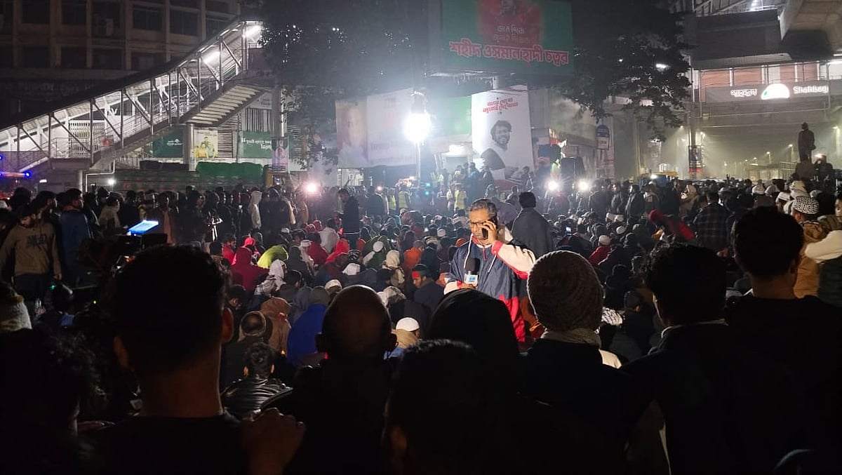 শহীদ হাদির খুনিরা গ্রেপ্তার না হওয়া পর্যন্ত শাহবাগে অবরোধ চালিয়ে যাওয়ার ঘোষণা দিয়েছে ইনকিলাব মঞ্চ। রাত ১টা