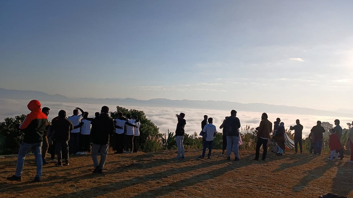 ভোরের আলোয় পাহাড়ের চূড়া থেকে মেঘ দেখতে ভিড় করেছেন পর্যটকেরা। আজ ভোরে রাঙামাটির সাজেক ভ্যালিতে