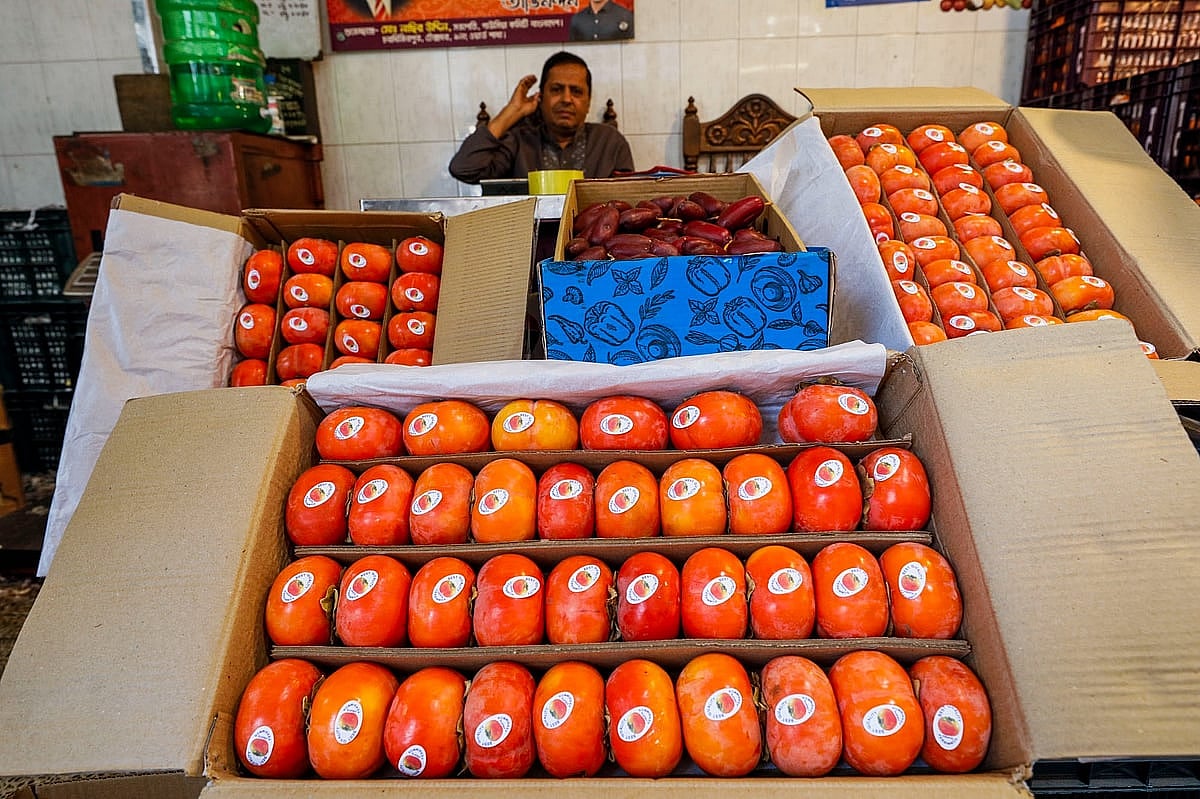 চট্টগ্রাম নগরের ফলমন্ডির  আড়তে বিক্রির জন্য থরে থরে সাজিয়ে রাখা হয়েছে পার্সিমন ফল। সম্প্রতি তোলা