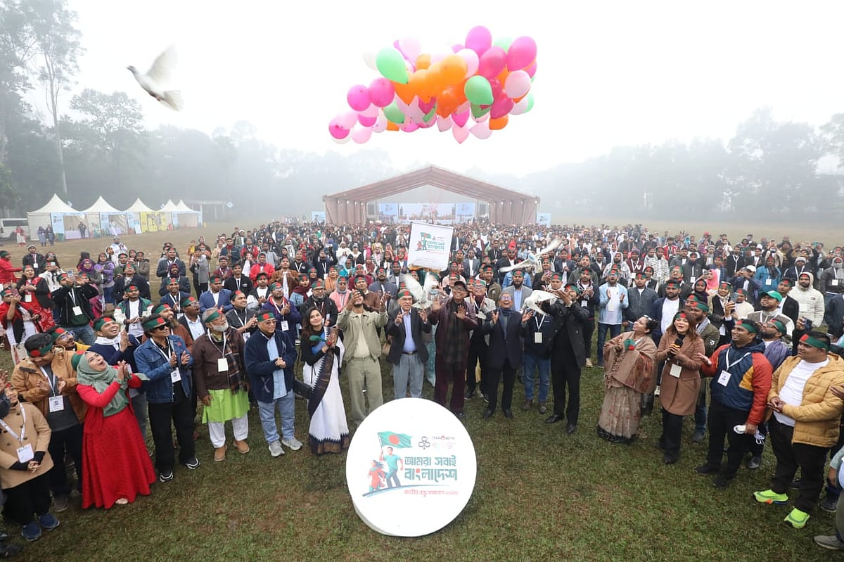 প্রথম আলো বন্ধুসভার ষষ্ঠ জাতীয় বন্ধু সমাবেশের আনুষ্ঠানিক উদ্বোধন। আজ শুক্রবার সকালে গাজীপুরের কালিয়াকৈর উপজেলার মৌচাকের জাতীয় স্কাউট প্রশিক্ষণকেন্দ্র মাঠে