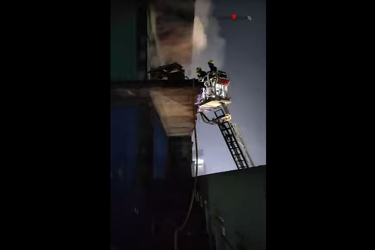 রাজধানীর গুলিস্তানে বিপণিবিতানে গুদামের আগুন নিয়ন্ত্রণে এনেছে ফায়ার সার্ভিস। ২৬ ডিসেম্বর, ২০২৫