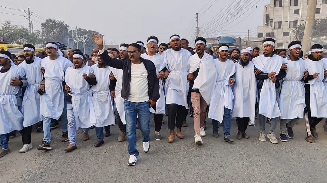 ঝিনাইদহ-৪ আসনে গণ অধিকার পরিষদের সাধারণ সম্পাদক রাশেদ খানকে মনোনয়ন দেওয়ার প্রতিবাদে বিএনপির নেতা–কর্মীদের কাফনের কাপড় পরে বিক্ষোভ মিছিল। শুক্রবার বিকেলে