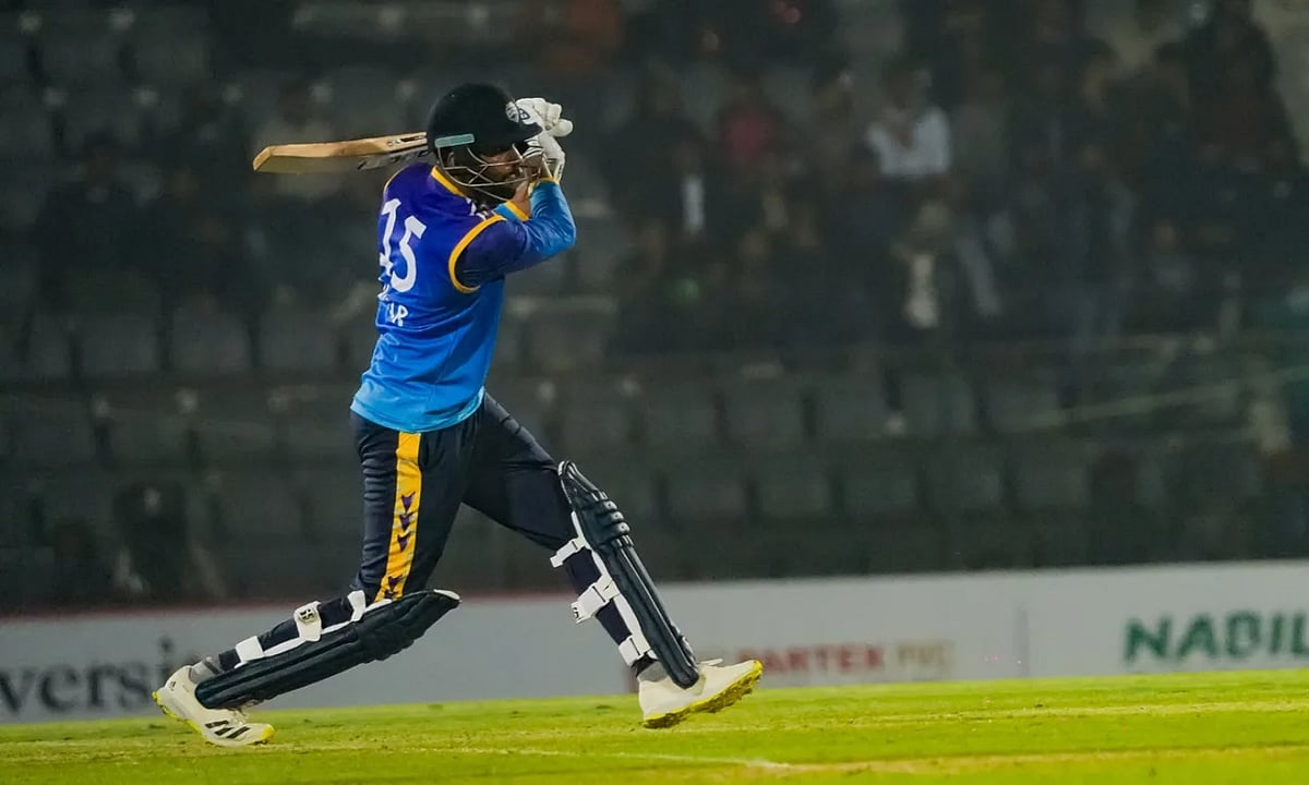 মির্জা তাহির বেগ ৬৯ বল খেলে ৭ চার ও ২ ছক্কায় ৮০ রান করে চট্টগ্রামকে জিতিয়েছেন