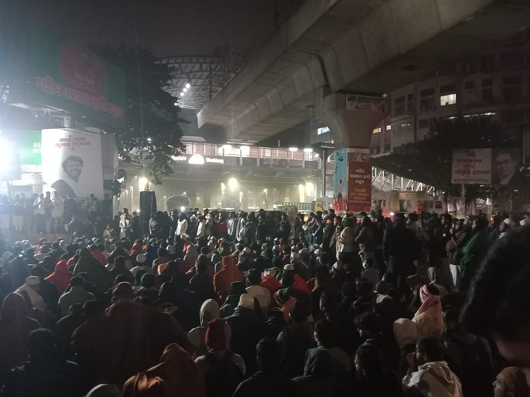 শরিফ ওসমান বিন হাদির হত্যাকারীদের বিচার দাবিতে শীত উপেক্ষা করে মানুষের অবস্থান। ২৬ ডিসেম্বর দিবাগত রাত ৩টা, ২০২৫, শাহবাগ মোড়, ঢাকা