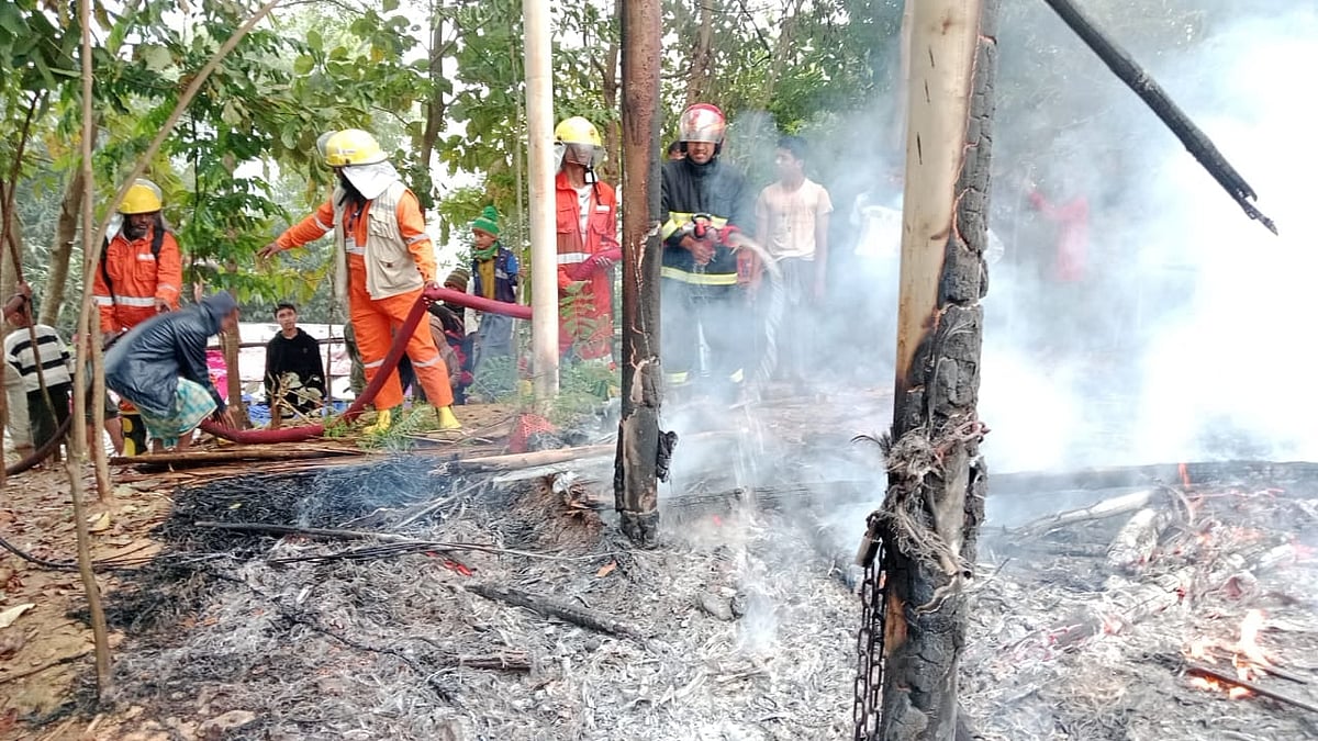 কক্সবাজারের উখিয়ায় আগুনে পুড়েছে একটি বেসরকারি হাসপাতাল। আজ সকালে উখিয়া মধুরছড়া আশ্রয়শিবিরে