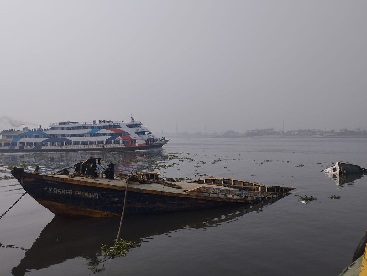 নারায়ণগঞ্জ সদর উপজেলার ফতুল্লার ধর্মগঞ্জে বুড়িগঙ্গা নদীতে লঞ্চের ধাক্কায় মাটিভর্তি নোঙর করা একটি বাল্কহেড আংশিক ডুবে দুই শ্রমিক নিখোঁজ রয়েছে। শুক্রবার সকালে