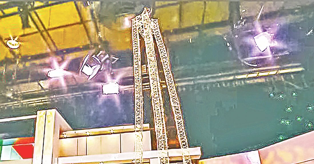 আইফেল টাওয়ারের অনুকরণে টুথপিক দিয়ে তৈরি উঁচু শিল্পকর্ম