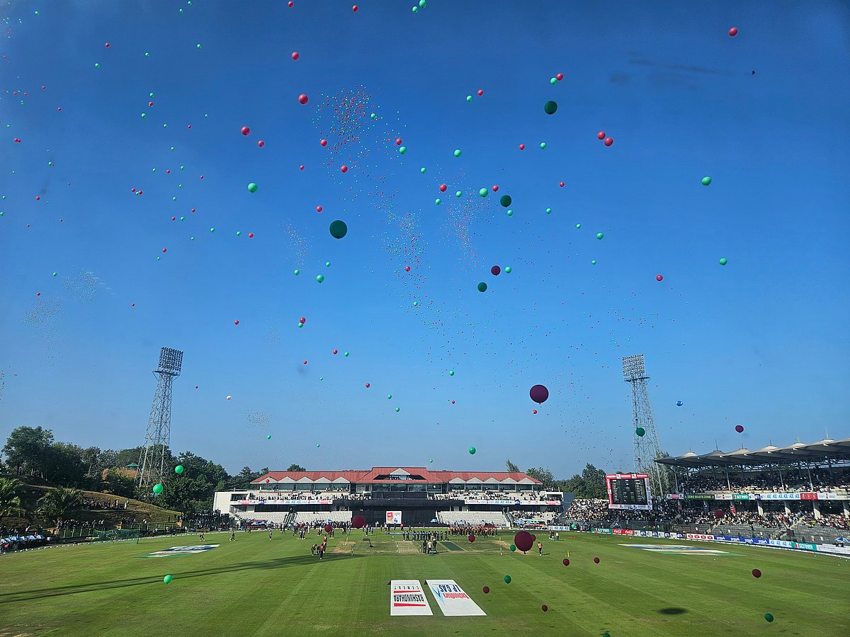 সিলেট আন্তর্জাতিক স্টেডিয়ামের আকাশে বেলুনের পসরা। আজ উদ্ধোধন হলো বিপিএলের