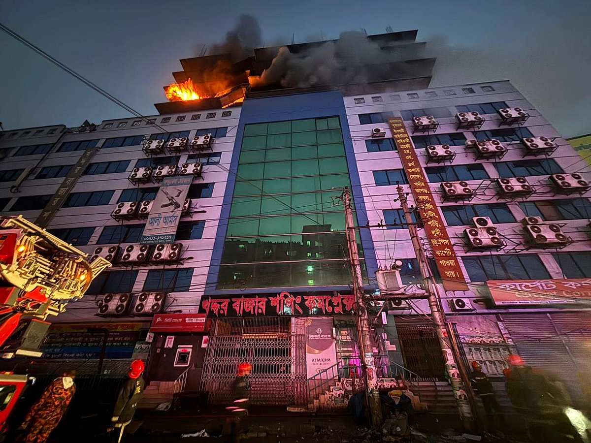 রাজধানীর গুলিস্তান এলাকায় অবস্থিত খদ্দর বাজার শপিং কমপ্লেক্সের আটতলা ভবনের ছাদের ওপরে থাকা গোডাউনে আগুন লেগেছে। ২৬ ডিসেম্বর, ২০২৫