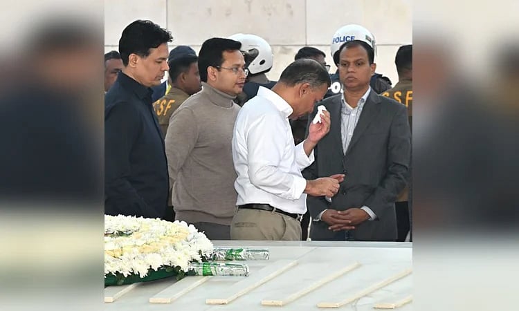 বাবার কবরের সামনে দাঁড়িয়ে দুহাত তুলে মোনাজাত করেন তারেক রহমান। তিনি কিছুক্ষণ একা নীরবে দাঁড়িয়ে থাকেন। এ সময় তাঁকে চোখ মুছতে দেখা যায়।