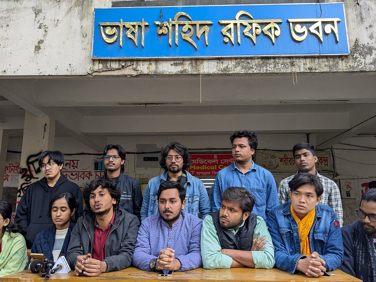 জগন্নাথ বিশ্ববিদ্যালয়ের ভাষা শহীদ রফিক ভবনের নিচে সংবাদ সম্মেলন করেন ‘মওলানা ভাসানী ব্রিগেড’ প্যানেলের প্রার্থীরা