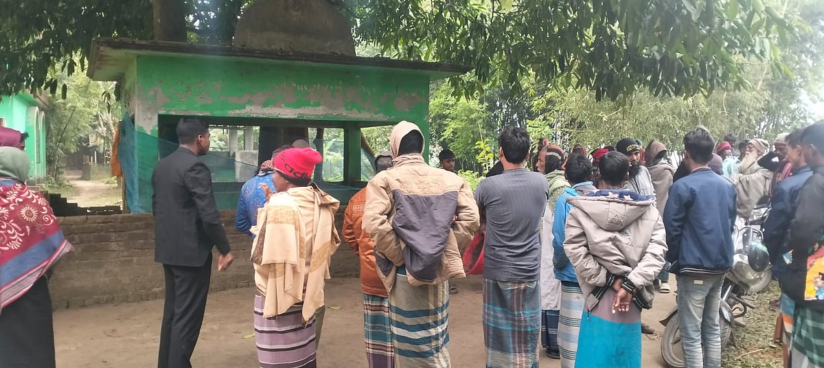 ময়মনসিংহের গৌরীপুরের একটি মাজারে ভাঙচুর চালিয়ে সেখানে গোবর ও মলমূত্র ছিটিয়েছে দুর্বৃত্তরা। শুক্রবার দুপুরে তোলা