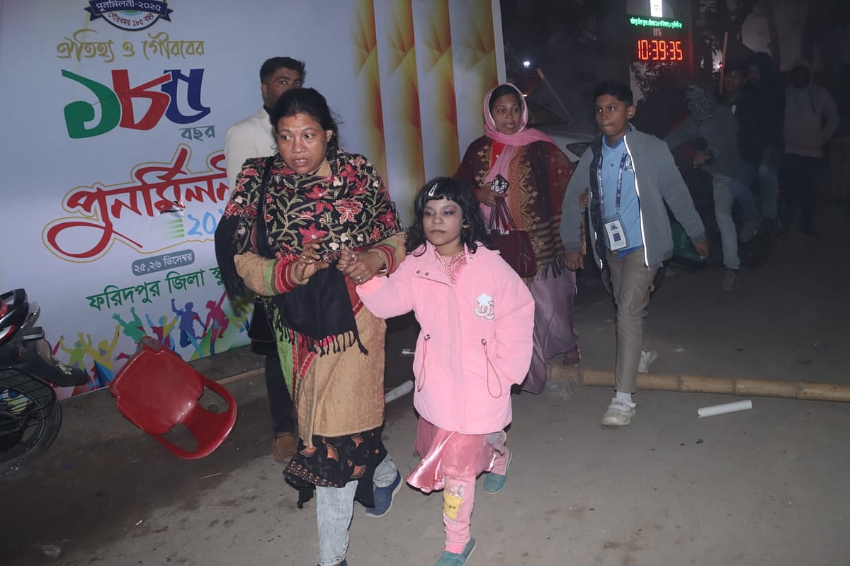 কনসার্ট পণ্ড হয়ে যাওয়ার পর অনুষ্ঠানস্থল থেকে বেরিয়ে যাচ্ছেন দর্শকেরা। শুক্রবার রাতে ফরিদপুর জিলা স্কুল চত্বরে