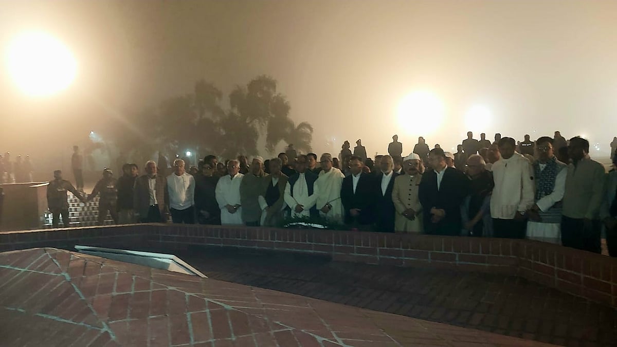 স্মৃতিসৌধে এক মিনিট নীরবতা পালন করে শহীদদের প্রতি শ্রদ্ধা জানান বিএনপির ভারপ্রাপ্ত চেয়ারম্যান তারেক রহমান