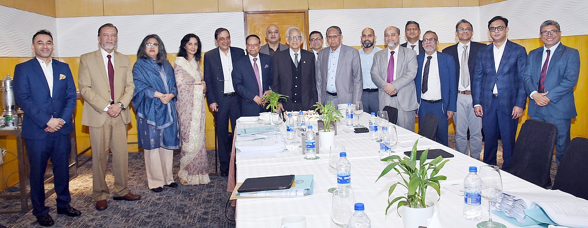 পূবালী ব্যাংকের পরিচালনা পর্ষদের সভায় ব্যাংকের বর্তমান চেয়ারম্যান মনজুরুর রহমান, সাবেক চেয়ারম্যান হাফিজ আহমদ মজুমদার ও পরিচালকেরা