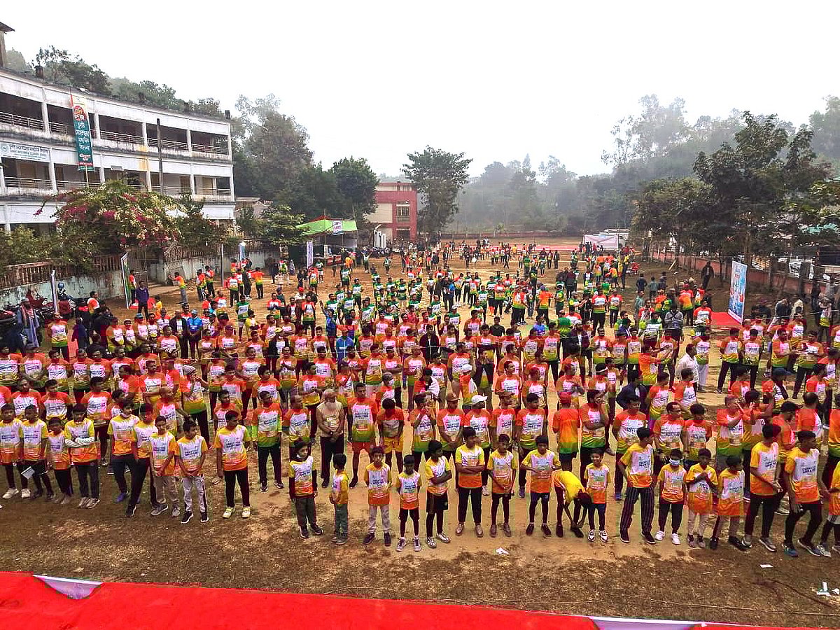 কুয়াশাচ্ছন্ন সকালে আঁকাবাঁকা পাহাড়ি পথে হলো ম্যারাথন। আজ শুক্রবার চট্টগ্রামের লোহাগাড়ার চুনতি গ্রামে