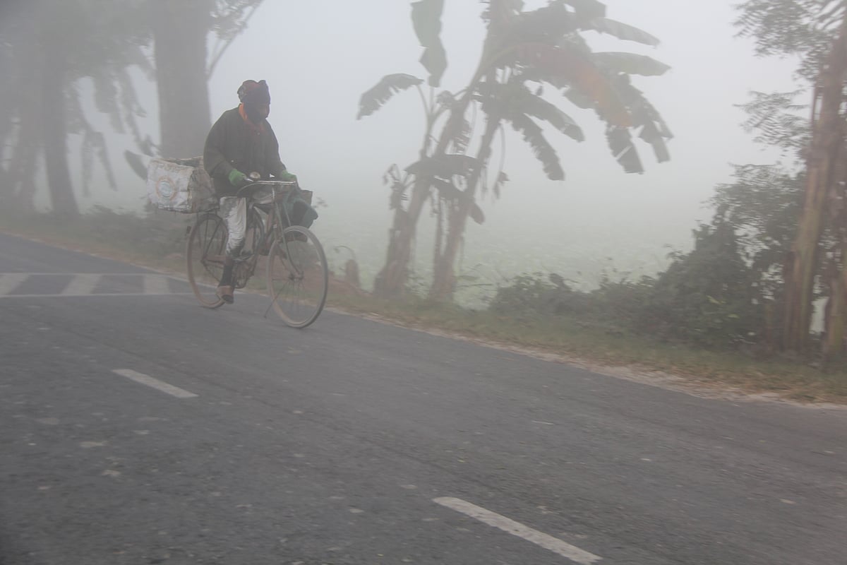 হাড় কাঁপানো শীত আর ঘন কুয়াশার মধ্যে ছুটছেন কাজে। আজ শুক্রবার সকাল সাড়ে আটটায় চুয়াডাঙ্গা-কুষ্টিয়া মহাসড়কের ঘোড়ামারা এলাকায়