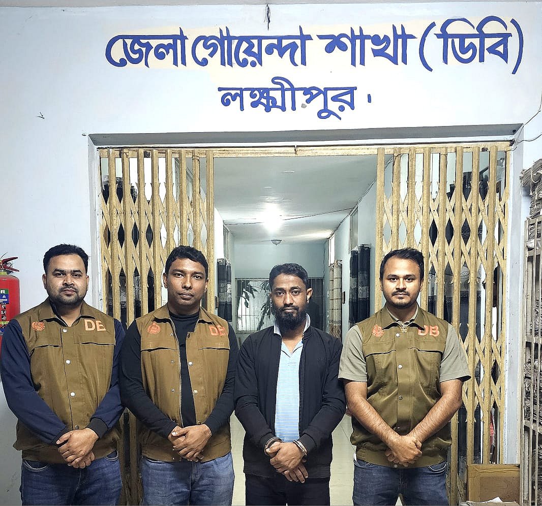 লক্ষ্মীপুর নির্বাচন কার্যালয়ে আগুন লাগানোর ঘটনায় গোয়েন্দা পুলিশ মো. রুবেল (কালো কোট পরিহিত) নামের এক ব্যক্তিকে গ্রেপ্তার করে