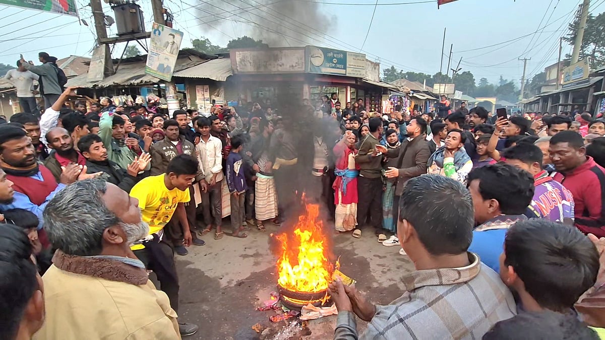 দলীয় প্রার্থীর দাবিতে সড়কে টায়ার জ্বালিয়ে বিক্ষোভ কর্মসূচি পালন করেন বিএনপির কর্মী ও সমর্থকেরা। আজ শুক্রবার সন্ধ্যায় নীলফামারীর ডোমার উপজেলার গোমনাতি বাজারে