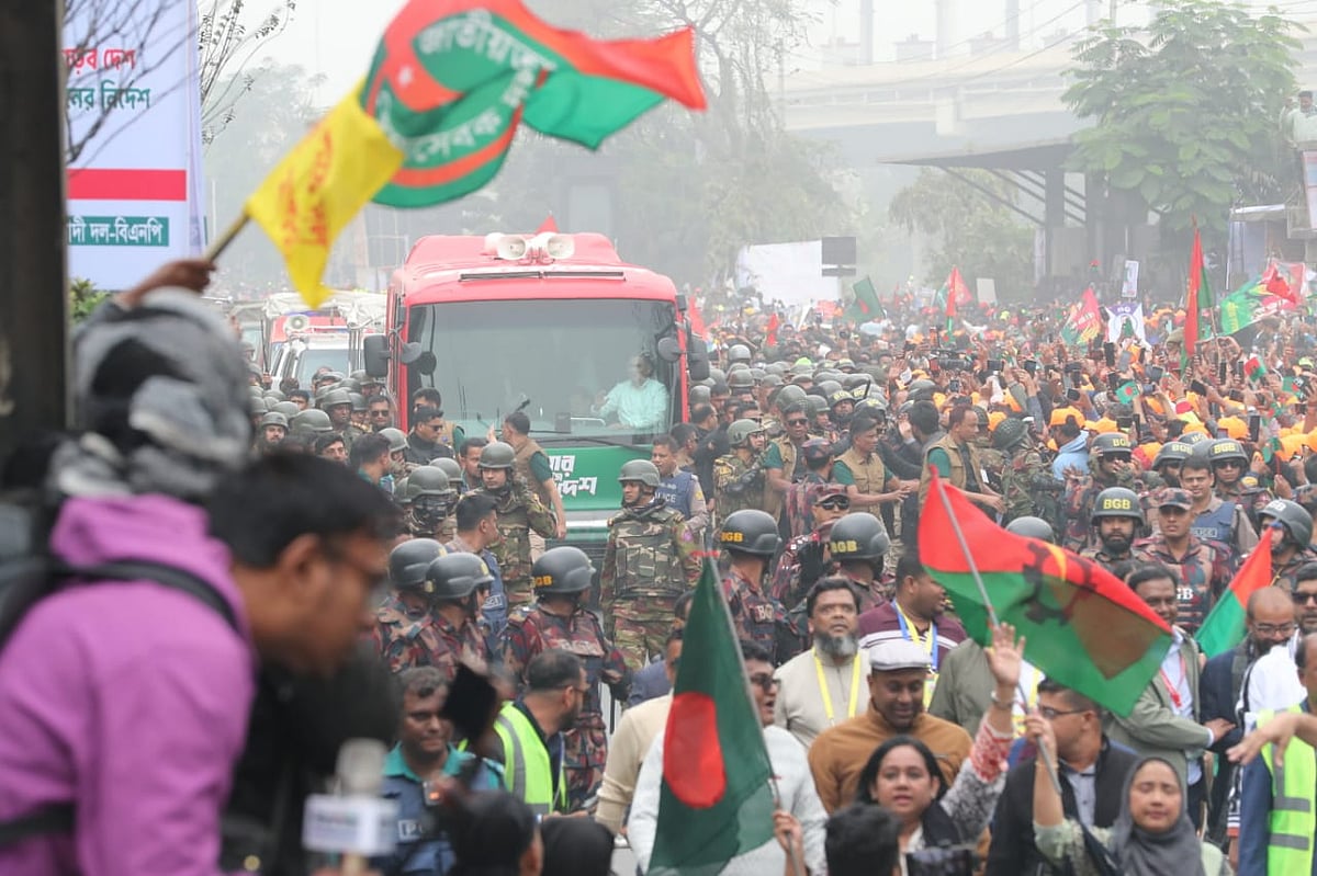 দীর্ঘ ১৭ বছরের নির্বাসন শেষে গতকাল বৃহস্পতিবার বিএনপির ভারপ্রাপ্ত চেয়ারম্যান তারেক রহমান দেশে ফেরেন