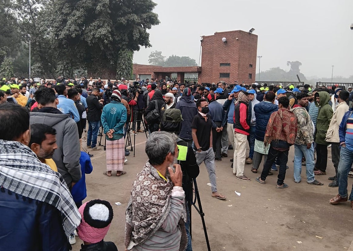 জাতীয় স্মৃতিসৌধে মুক্তিযুদ্ধের শহীদদের প্রতি বিএনপির ভারপ্রাপ্ত চেয়ারম্যান তারেক রহমানের শ্রদ্ধা নিবেদনের খবরে ফটকের বাইরে অবস্থান করছেন দলীয় নেতা-কর্মীরা। আজ বেলা একটার দিকে তোলা