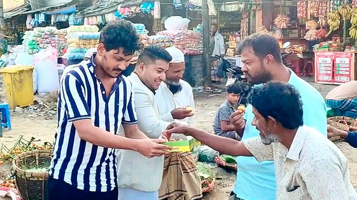 বিএনপির ভারপ্রাপ্ত চেয়ারম্যান তারেক রহমানের প্রত্যাবর্তন উপলক্ষে মিষ্টি বিতরণ করেছেন ছাত্রদলের এক নেতা। গতকাল কক্সবাজারের টেকনাফ পৌরসভার বাসস্টেশন এলাকায়