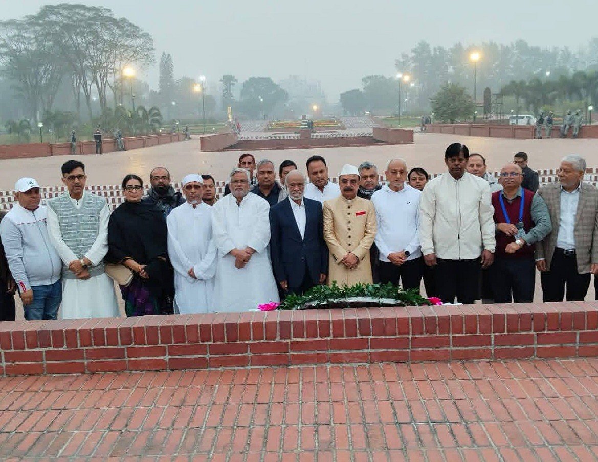 বিএনপির ভারপ্রাপ্ত চেয়ারম্যান তারেক রহমানের পক্ষে মহান মুক্তিযুদ্ধের শহীদদের প্রতি শ্রদ্ধা নিবেদন করা হয়। আজ শুক্রবার বিকেলে সাভারের জাতীয় স্মৃতিসৌধে