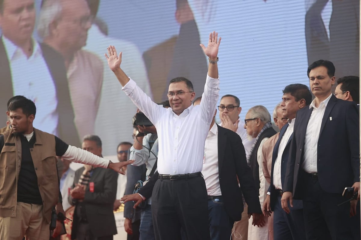 গণসংবর্ধনায় আসা নেতা–কর্মীদের অভিবাদন জানান বিএনপির ভারপ্রাপ্ত চেয়ারম্যান তারেক রহমান। পূর্বাচলের ৩৬ জুলাই এক্সপ্রেসওয়ের সংবর্ধনা মঞ্চ। গত বৃহস্পতিবারের ছবি