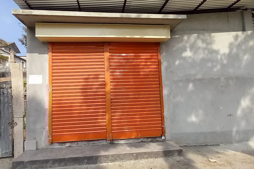 তৌহিদুল ইসলামের নির্মিত দোকানে ঝুলছে তালা। আজ সকালে পটুয়াখালী শহরের কলাতলা হাউজিং স্টেট এলাকায়