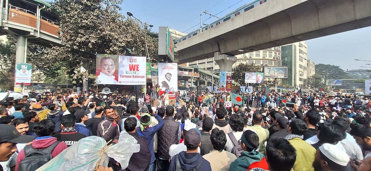 দুপুর সাড়ে ১২টার দিকে আজিজ সুপার মার্কেটের সামনে থেকে শাহবাগ মোড়ে আসেন ইনকিলাব মঞ্চের নেতারা