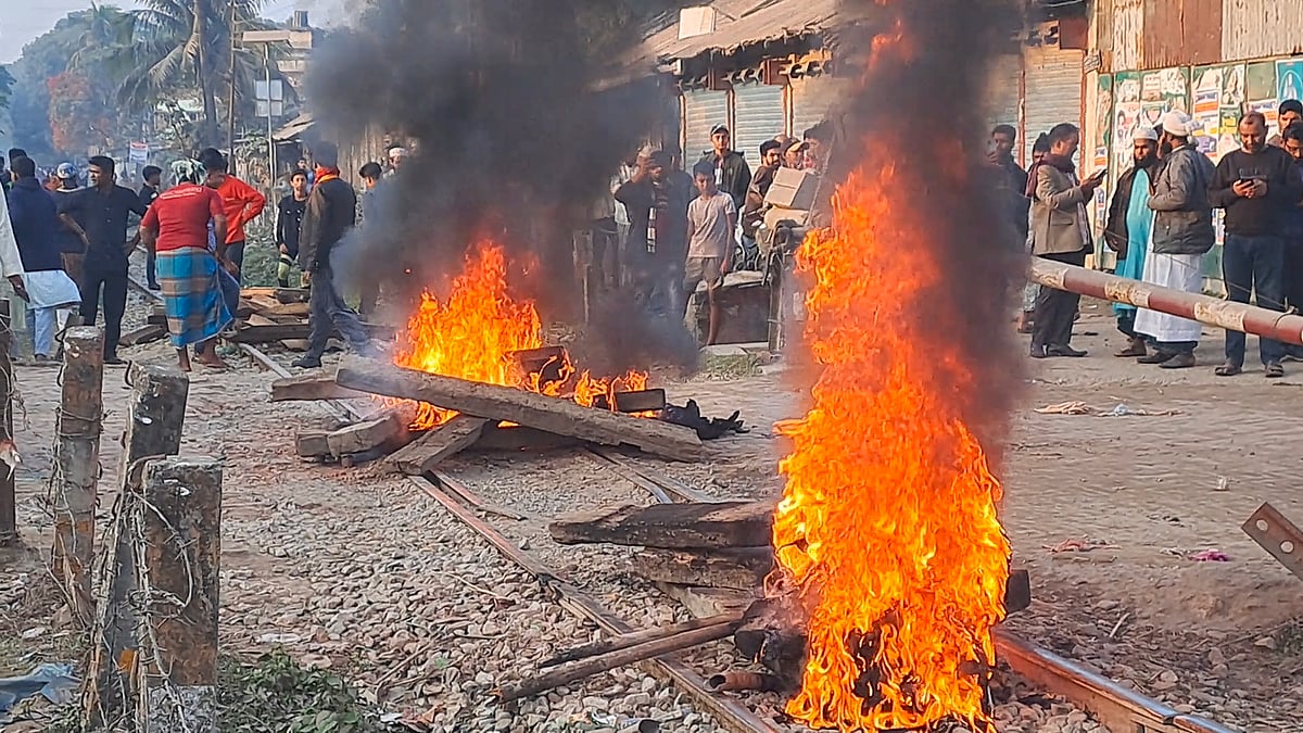ময়মনসিংহ-১০ (গফরগাঁও) আসনে বিএনপির মনোনয়ন বাতিলের দাবিতে রেলপথে আগুন জ্বালিয়ে বিক্ষোভ। শনিবার বিকেলে উপজেলার শিবগঞ্জ রোড এলাকায়
